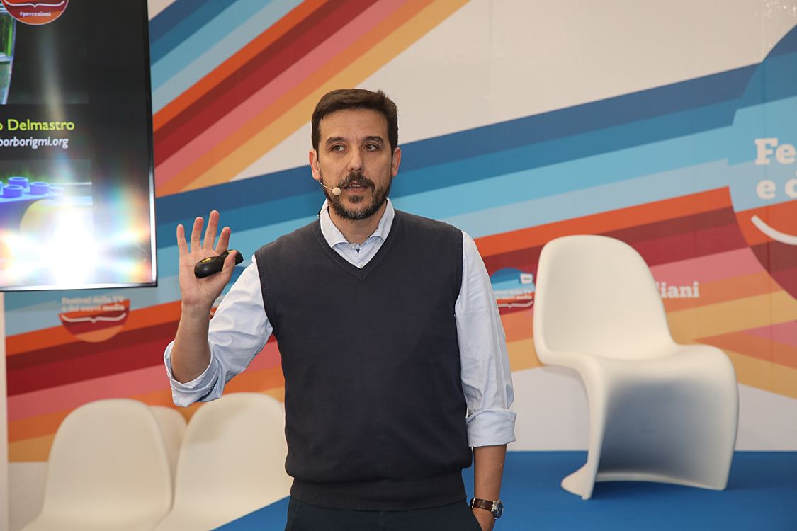 Festival della TV e dei Nuovi Media 2019_123.jpg - La Fisica nel quotidiano - Con Marco Delmastro  fisico delle particelle che lavora all’esperimento ATLAS al CERN di Ginevra,  affronteremo un viaggio attraverso i fondamenti, le motivazioni e la quotidianità della fisica delle particelle,  un viaggio che, grazie alla sua capacità di divulgazione, diventa accessibile a tutti.